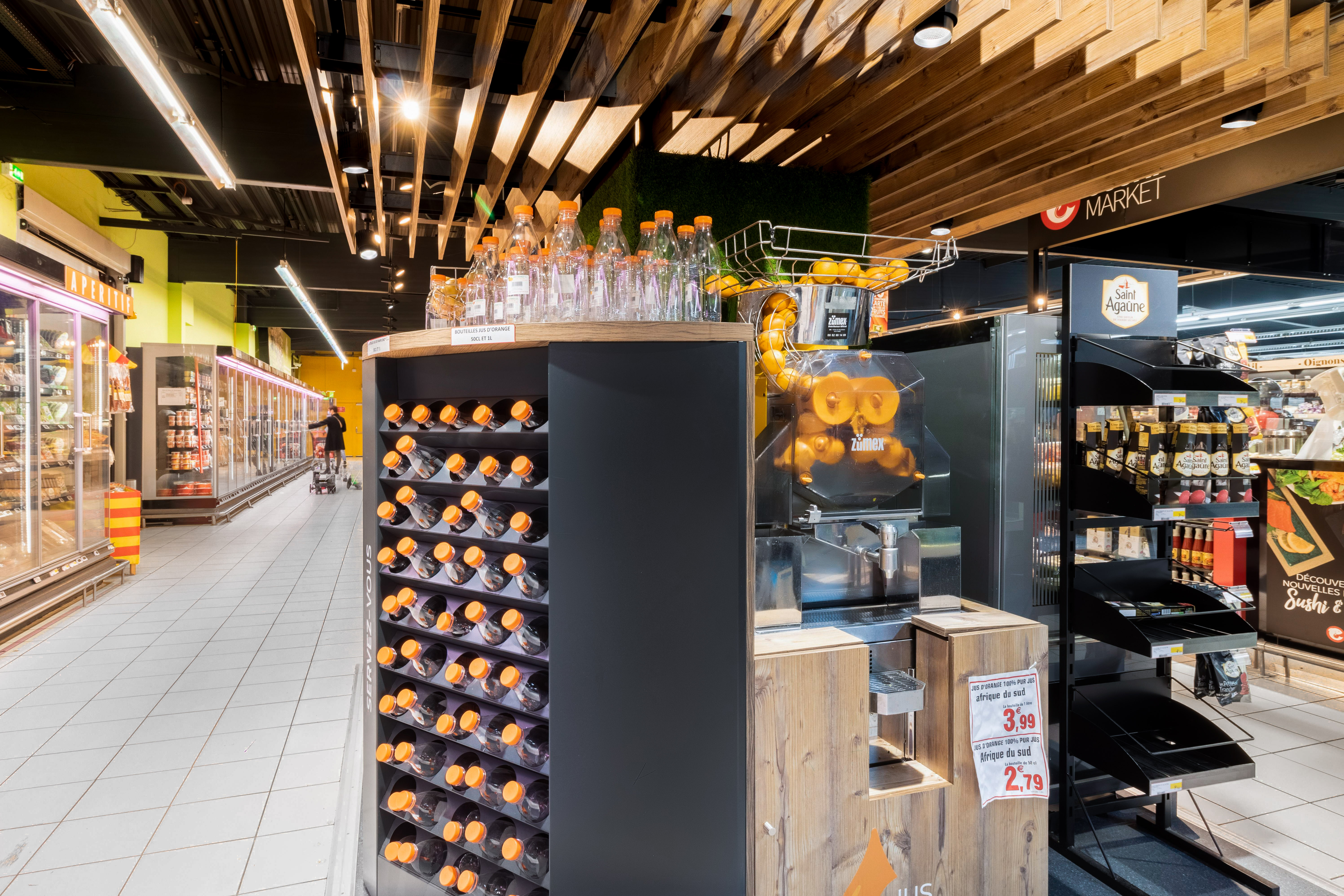 Vue du bar à jus et de ses bouteilles prêtes à vendre
