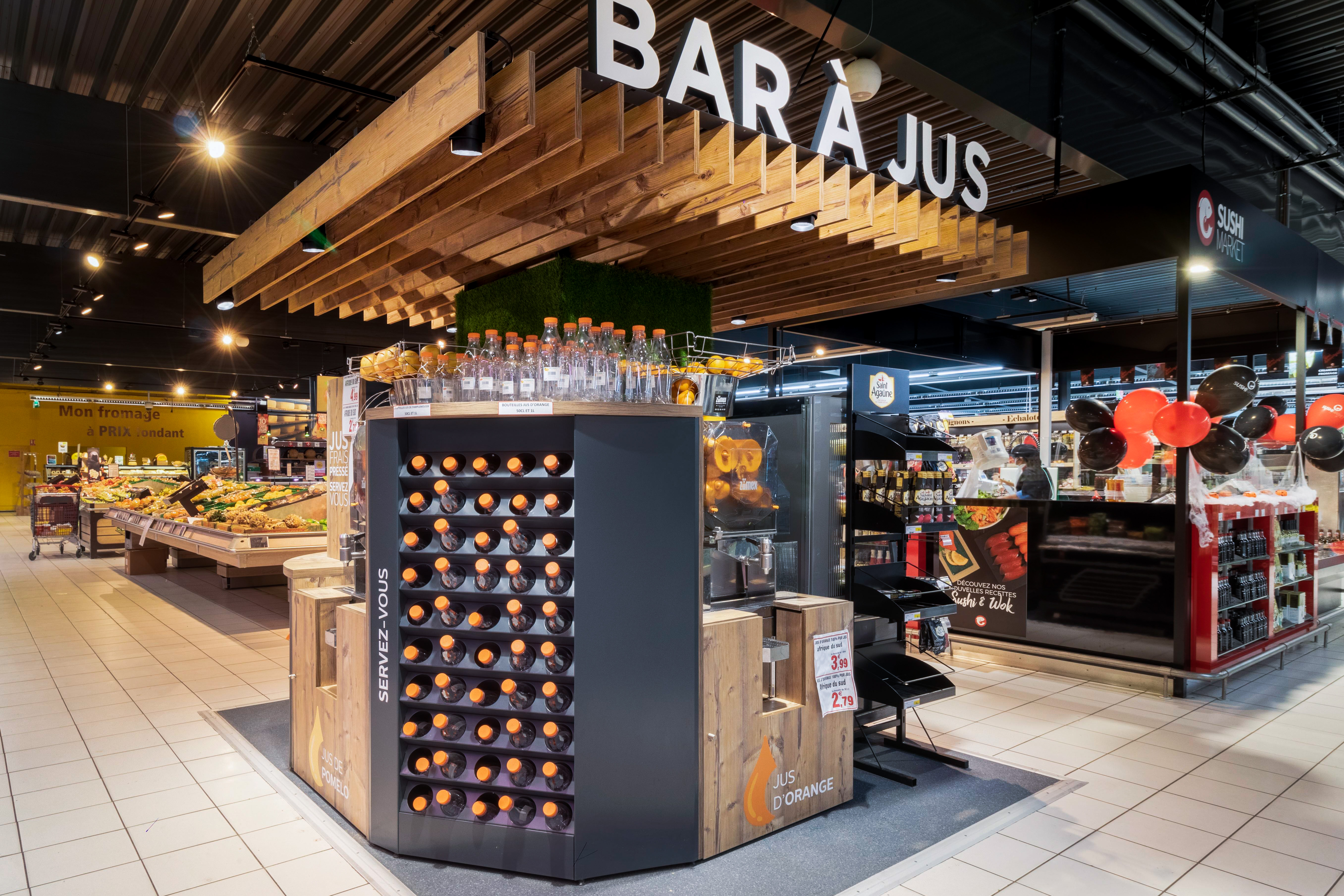 Détail des bouteilles de jus sur le bar à jus
